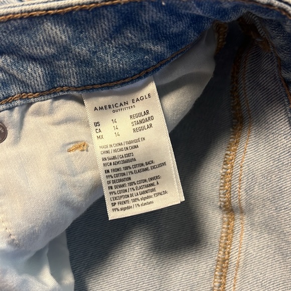 Light wash American eagle mom jeans - Picture 4 of 4